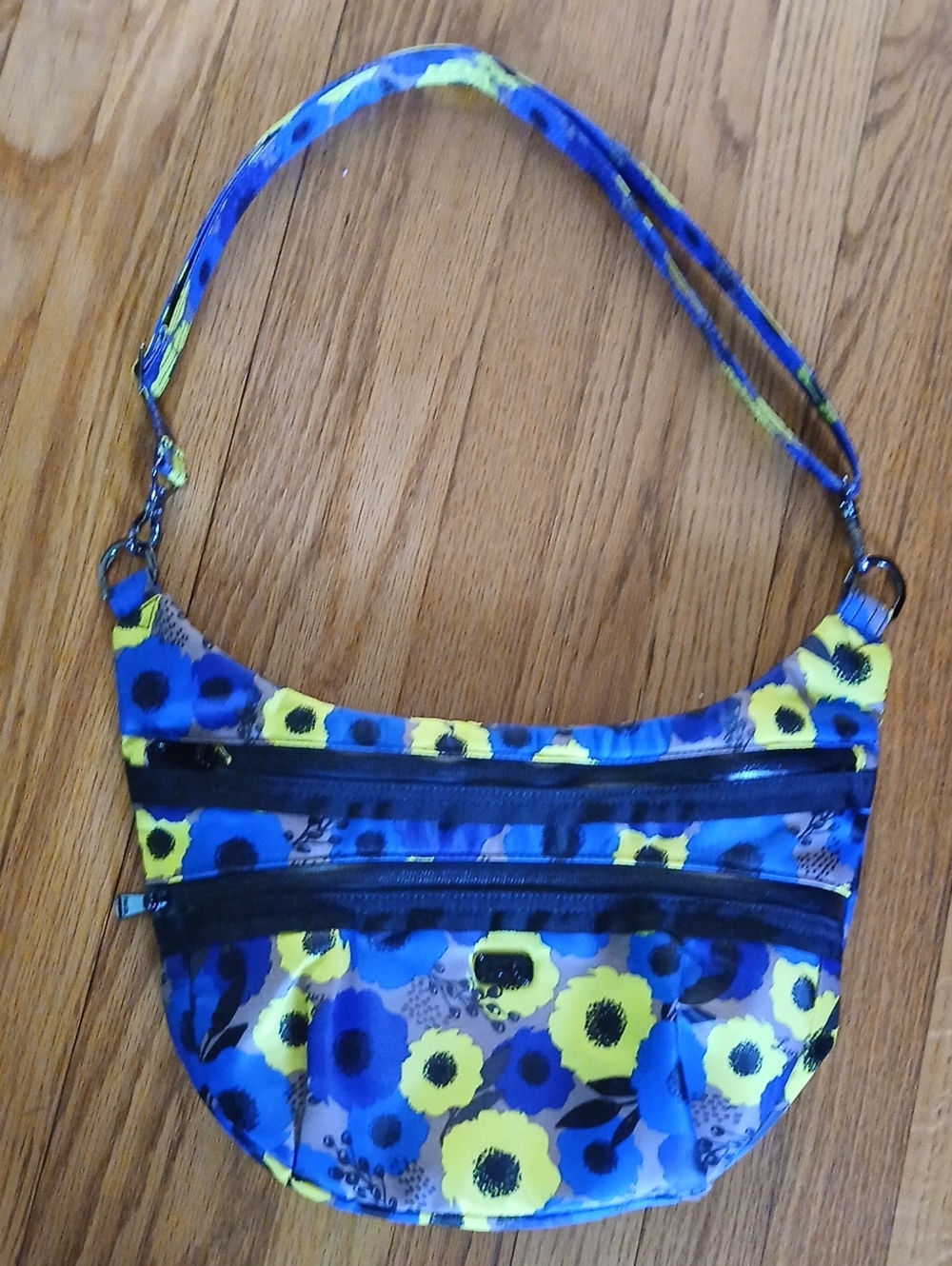 Lug Hippy Crossbody  Bag in Peony Floral Pattern ■ Blue & Yellow Floral
